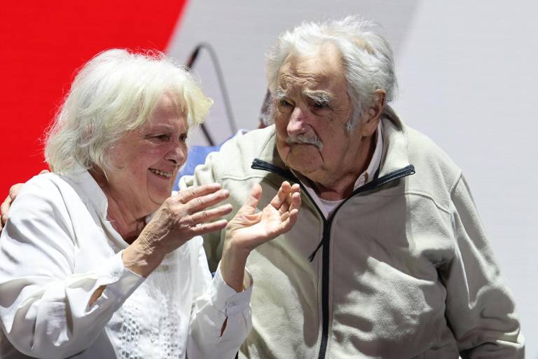 $!El expresidente uruguayo José 'Pepe' Mujica (d) y su esposa Lucía Topolansky asisten a un acto este sábado en Montevideo.