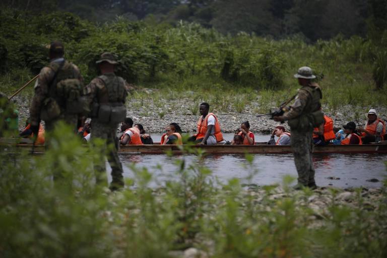 $!Agentes del Servicio Nacional de Fronteras (SENAFRONT) custodian la llegada de migrantes luego de caminar por varios días la selva del Darién con rumbo a los Estados Unidos, el 9 de abril de 2024, en Bajo Chiquito (Panamá).