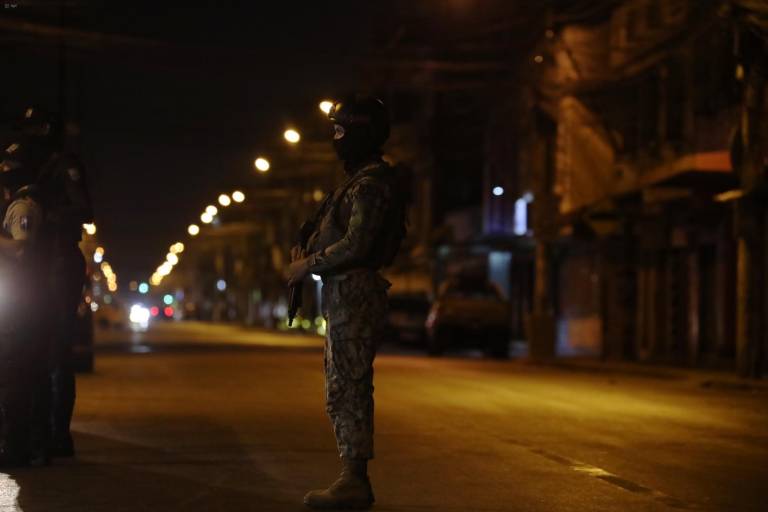 $!Fotografía que muestra a un militar patrullando una calle de Durán, un cantón de la provincia del Guayas sobre el que, al igual que La Joya de Los Sachas, rige un toque de queda por la inseguridad.