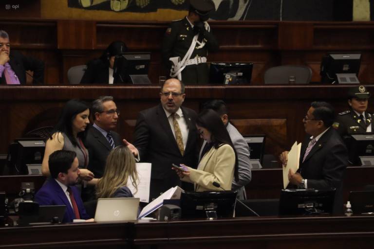 $!El presidente del Legislativo, Henry Kronfle, en el centro, discutiendo con legisladores.