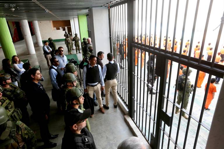 $!Fotografía de la visita del presidente Daniel Noboa (segundo de abajo hacia arriba) al Centro de Privación de Libertad (CPL) Azuay N°1, tomada el 1 de abril del 2024.