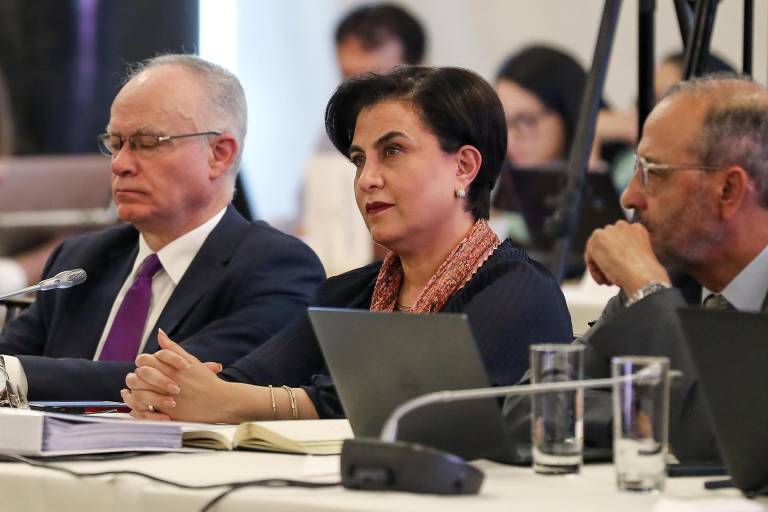 $!La ministra de Relaciones Exteriores y Movilidad Humana de Ecuador, Gabriela Sommerfeld (c), comparece ante la Asamblea Nacional este viernes, en Quito.