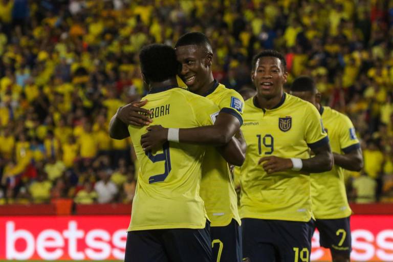 $!Alan Minda (c) de Ecuador celebra un gol ante Bolivia este jueves.