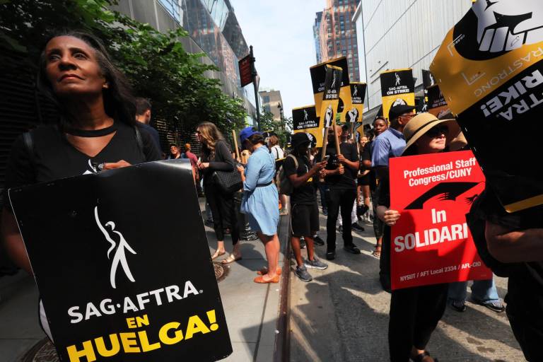 $!Varios sindicatos se unieron a los miembros de SAG-AFTRA y WGA East para un Día Nacional de Solidaridad Sindical, en Nueva York, mientras ambos sindicatos continúan su huelga contra los grandes estudios.