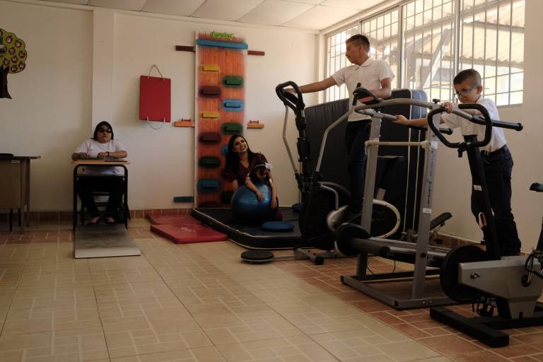 $!Lucila Johana dando terapias físicas a los alumnos de la Unidad Educativa Especializada Dr. Luis Benavides.