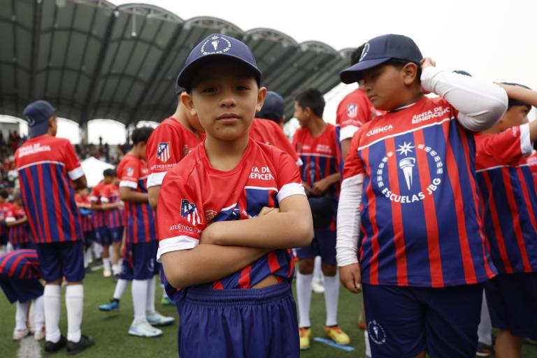 $!Niños asisten a la inauguración de una nueva escuela del Atlético de Madrid este jueves, en Cuenca.