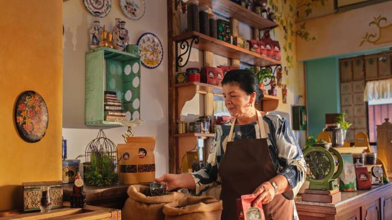 Emprendedora ecuatoriana atiende su local de venta de café.