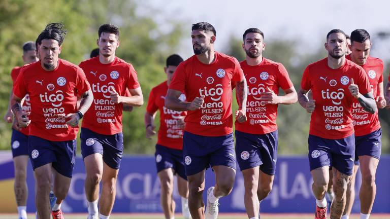 Fotografía cedida por la Asociación Paraguaya de Fútbol (APF) de jugadores de la selección de Paraguay durante un entrenamiento este sábado, en Ypané (Paraguay).