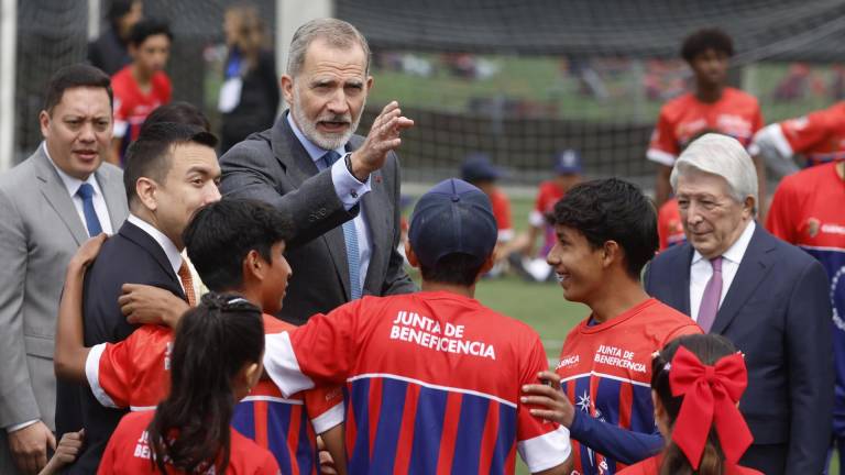 El rey Felipe VI habla niños en la inauguración de una nueva escuela del Atlético de Madrid este jueves, en Cuenca.