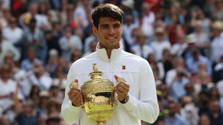 Wimbledon (United Kingdom), 14/07/2024.- Carlos Alcaraz celebra su trofeo después de ganar la final contra Novak Djokovic en Wimbledon.