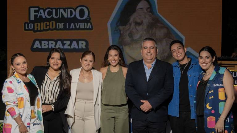 Fernanda Gallardo, presentadora; Ma. José Freire, Marketing; Ma. Fernanda Torres, Gerente de Marketing; Joselyn Gallardo, actriz; Rodrigo Dueñas, Gerente General; Álex Vizuete, actor; y Maggie Peña, Jefa de Marca.