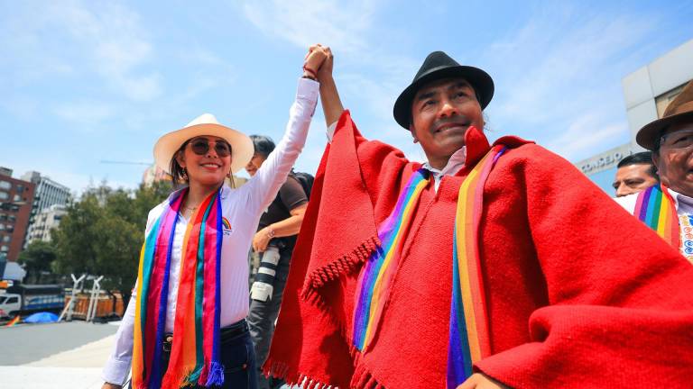 El candidato a la presidencia del partido Pachakutik el indígena Leónidas Iza (d), junto a su fórmula vicepresidencial Katiuska Molina (i), saludan a sus seguidores.