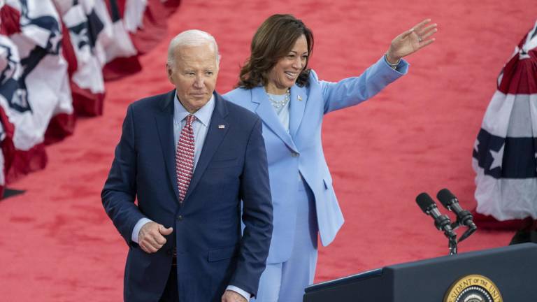 El presidente estadounidense Joe Biden y la vicepresidenta Kamala Harris fotografiados durante un mitin de campaña en el Girard College de Filadelfia, Pensilvania, EE. UU., el 29 de mayo de 2024.