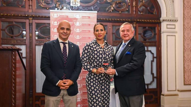 Dr. Roberto Passailaigue, Canciller Ecotec, junto a la Dra. Nory Pinela, Vicerrectora Académica Ecotec, reciben el premio del Ranking Educativo Innovatec.