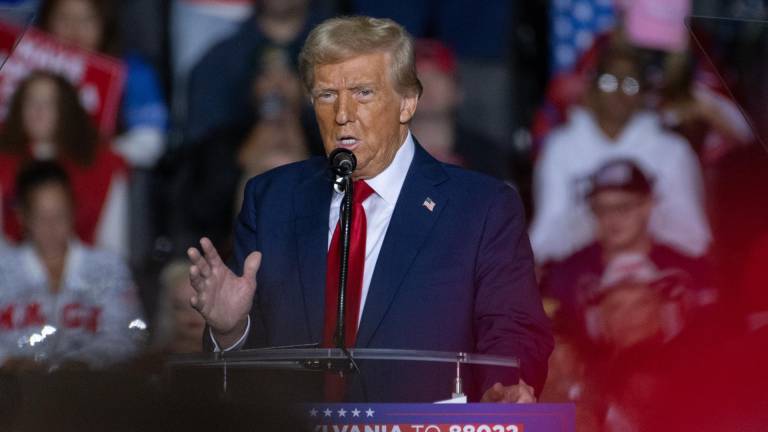 El expresidente estadounidense y candidato presidencial republicano Donald J. Trump habla durante un mitin de campaña en Allentown, Pensilvania, EE.UU., el 29 de octubre de 2024.