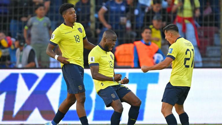 El delantero ecuatoriano Enner Valencia (C) celebra con sus compañeros el mediocampista Alan Franco.