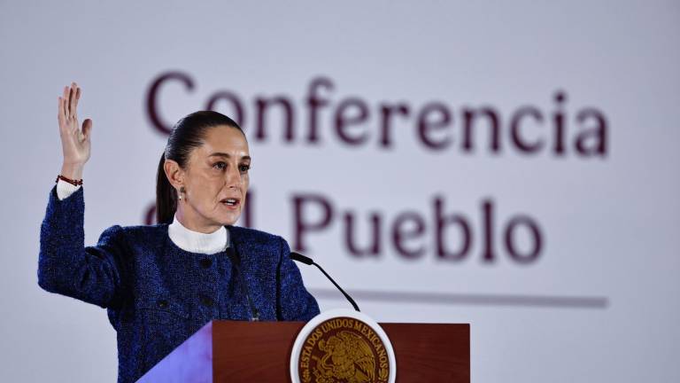 La presidenta de México, Claudia Sheinbaum, habla en una rueda de prensa este viernes, en el Palacio Nacional de la Ciudad de México (México).