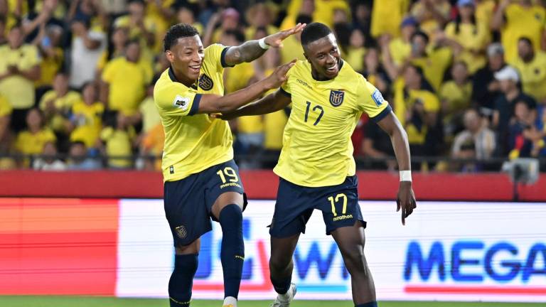 Gonzalo Plata y Alan Minda celebran uno de los cuatro goles que Ecuador le marcó a Bolivia en Guayaquil.