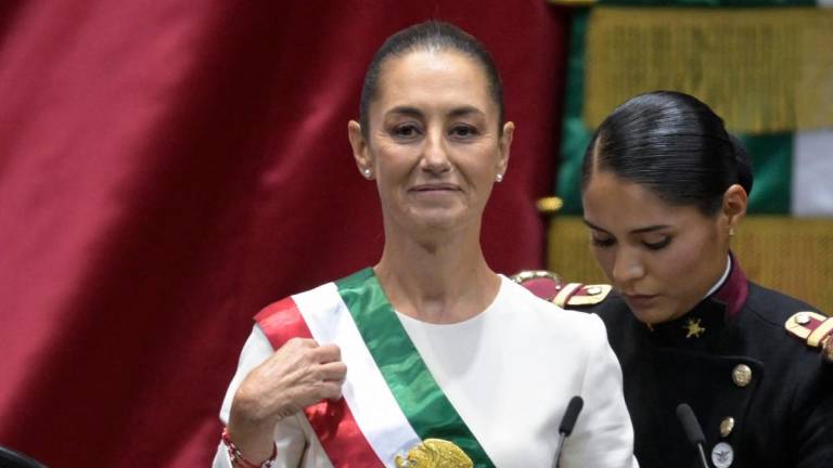 La presidenta de México, Claudia Sheinbaum, recibe la banda presidencial durante la ceremonia de inauguración en el Congreso de la Unión en Ciudad de México el 1 de octubre de 2024.