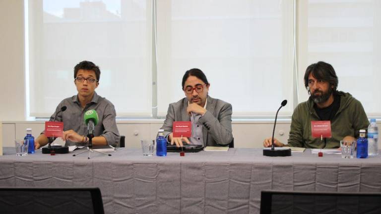 Íñigo Errejón (izquierda), exdiputado español; y René Ramírez (centro), exdirector de Senescyt, durante un evento juntos. A la derecha, el economista y experto Alfredo Serrano.