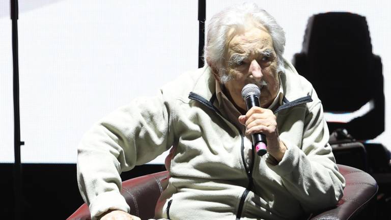 Fotografía del 19 de octubre de 2024 del expresidente uruguayo José 'Pepe' Mujica (d) habla durante un evento de cierre de campaña electoral de su sector político, en Montevideo.