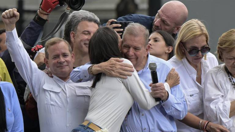 La líder de la oposición venezolana María Corina Machado abraza al candidato presidencial de la oposición Edmundo González Urrutia durante una manifestación frente a la sede de las Naciones Unidas en Caracas el 30 de julio de 2024.