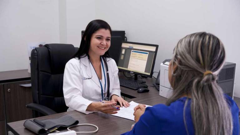 Doctora atiende a paciente en la clínica privada Alfredo Paulson, ubicada al norte de Guayaquil.