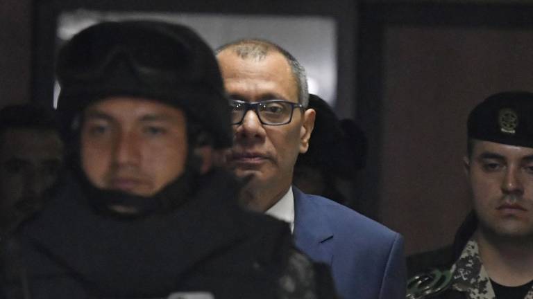 El vicepresidente ecuatoriano, Jorge Glas (C), es acompañado de regreso a la sala de un tribunal durante una audiencia de hábeas corpus ante la Corte Nacional de Justicia en Quito, el 15 de octubre de 2017.