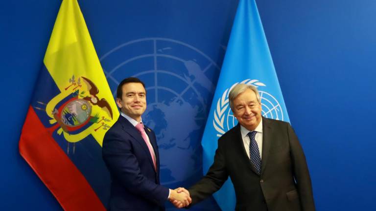 Fotografía cedida por Presidencia de Ecuador del mandatario ecuatoriano, Daniel Noboa (i), saludando al secretario general de las Naciones Unidas, António Guterres.