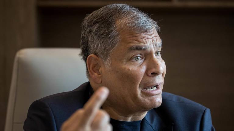 Fotografía de archivo del 25 de junio de 2024 del expresidente ecuatoriano Rafael Correa (2007-2017) hablando durante una entrevista con EFE en Caracas.