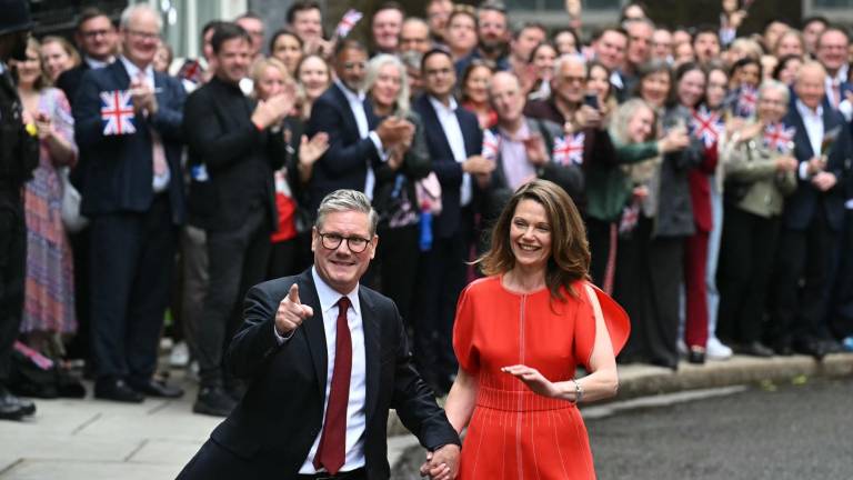 El primer ministro electo de Gran Bretaña, Keir Starmer, y líder del Partido Laborista, y su esposa Victoria agradecen a sus partidarios después de que se dirigiera a la nación tras su victoria en las elecciones generales, en Downing Street en Londres el 5 de julio de 2024.