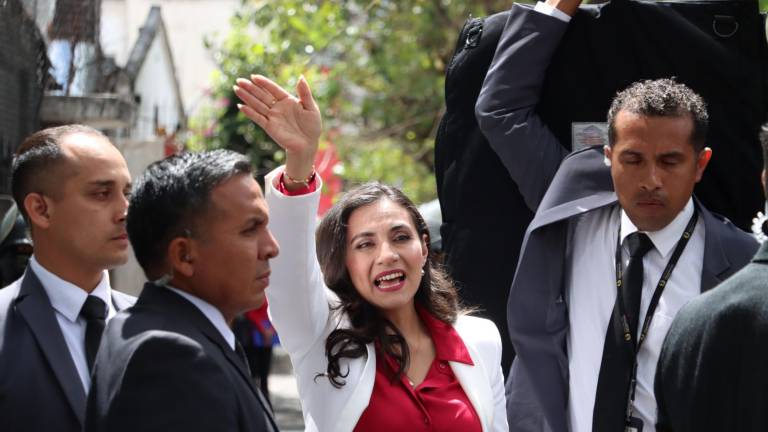 Fotografía de la vicepresidenta suspendida, Verónica Abad, ingresando a la Unidad Judicial de familia, Mujer, Niñez y Adolescencia, este miércoles, en Quito.