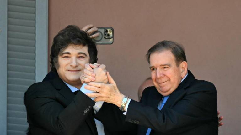 El líder de la oposición venezolana Edmundo Gonzalez Urrutia (der.) estrecha manos con el presidente argentino Javier Milei (izq.)después de una reunión en la Casa Rosada.