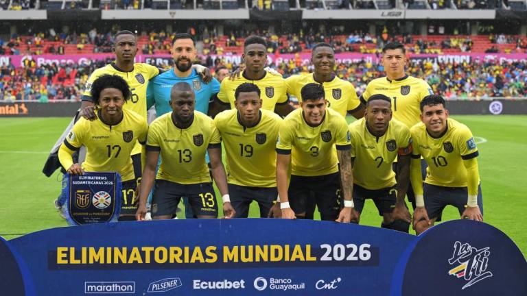 Los jugadores de Ecuador posan antes del partido de clasificación para la Copa Mundial de la FIFA 2026 entre Ecuador y Paraguay, en el estadio Rodrigo Paz Delgado de Quito, el 10 de octubre de 2024.