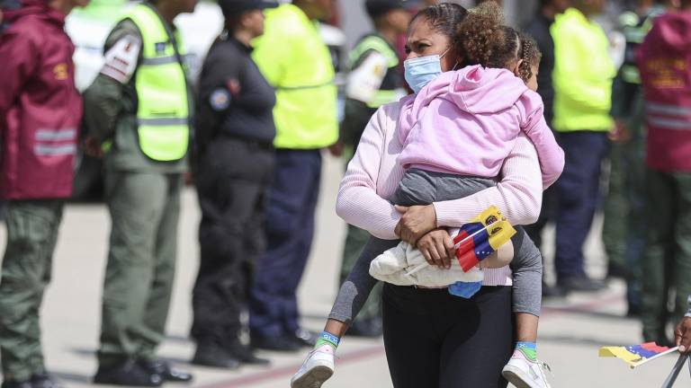 Una migrante venezolana deportada desde EE.UU. llega al Aeropuerto Internacional Simón Bolívar de Maiquetía con su hija.