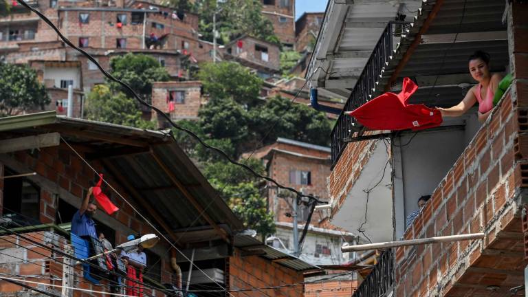 ¿Qué significan los trapos rojos colgados en algunas casas durante la cuarentena, en Colombia?