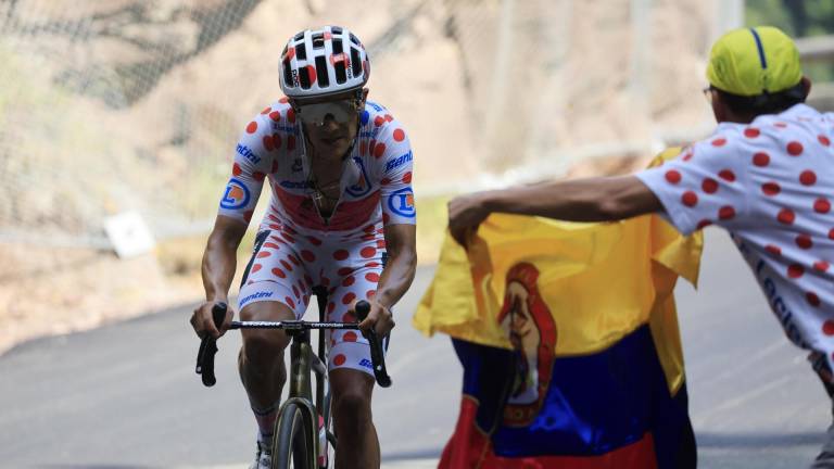 El ciclista ecuatoriano Richard Carapaz de EF Education - EasyPost pasa junto a un aficionado con una bandera colombiana durante la etapa 20 del Tour de Francia 2024