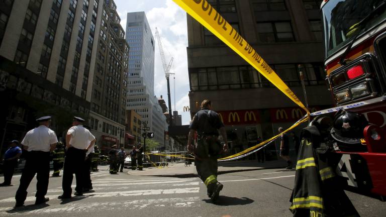 Diez heridos en Nueva York al caer una carga que levantaba una grúa