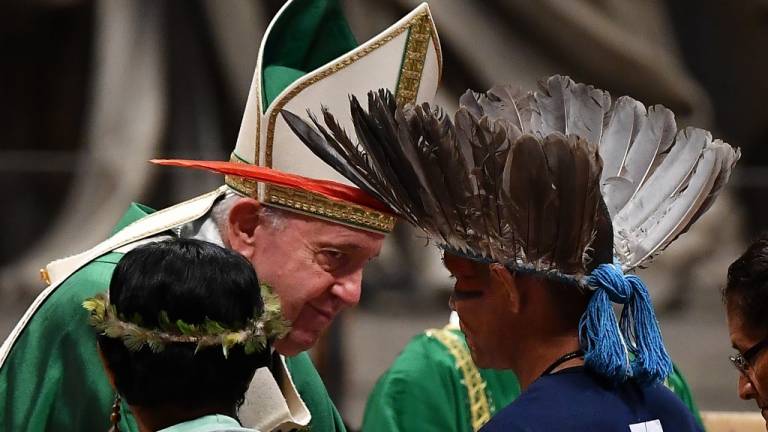 El papa rechaza que se pueda ordenar sacerdotes a hombres casados