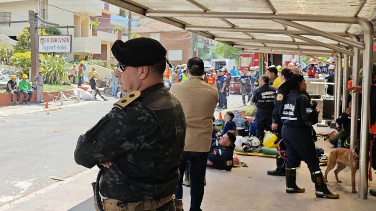 Miembros de la Policía custodian la calle en la que se derrumbó un edificio este martes, en Villa Gesell, en la costa de la provincia de Buenos Aires.