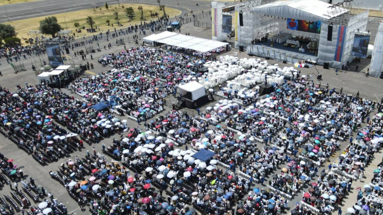 Más de 5 mil personas asistieron a misa y procesión del Congreso Eucarístico Internacional en Quito