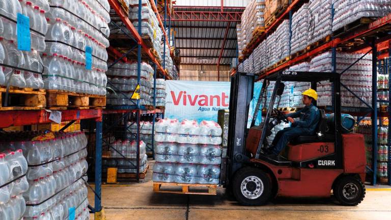 Operador de industria de bebidas trabaja en el área de bodega y almacenamiento de agua Vivant.