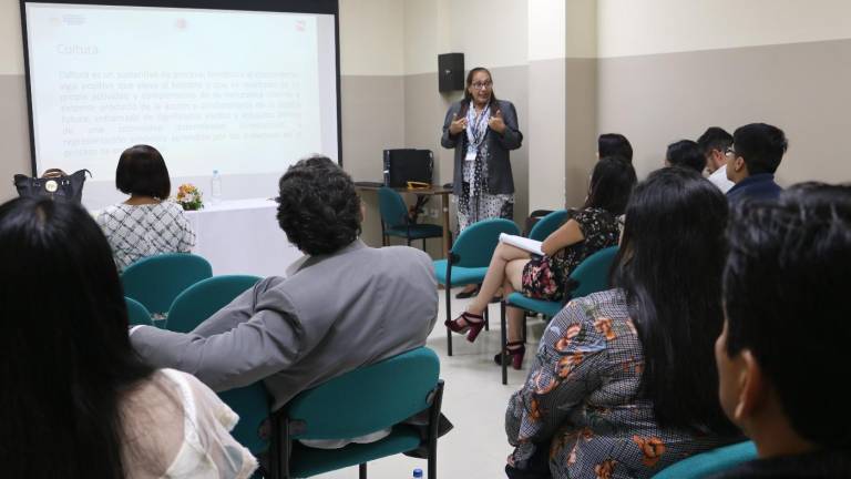 Docente técnica impartiendo clases a sus alumnos.