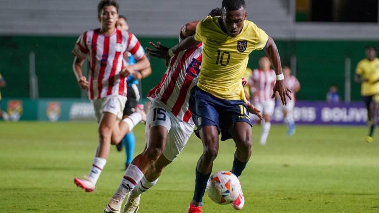 Jugador de la selección ecuatoriana de fútbol sub-15 disputa un balón frente a un rival paraguayo.