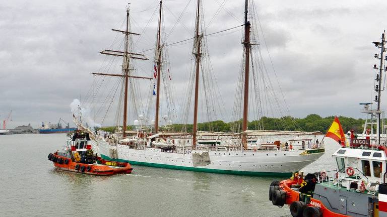 Buque escuela de la Armada española atracó este sábado en el puerto de Guayaquil