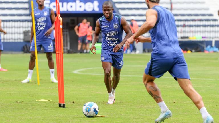 El jugador Enner Valencia (c), de la selección de fútbol de Ecuador entrena este lunes en Guayaquil.