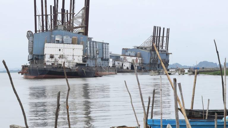 La barcaza turca de generación eléctrica Emre Bey de la empresa Karpowership, instalada en Guayaquil. Foto: API