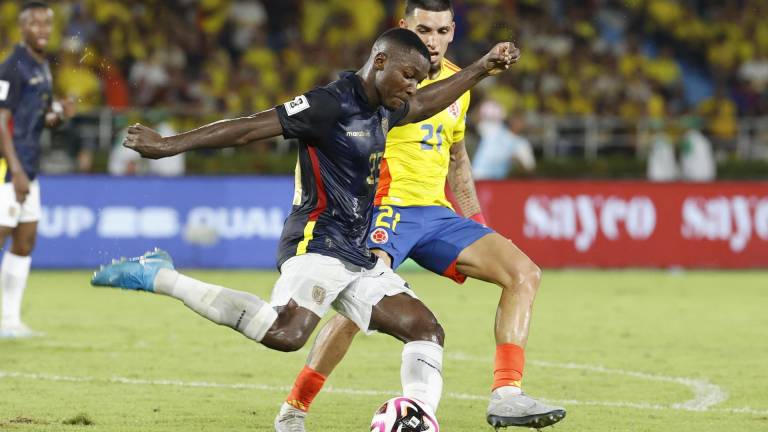 Daniel Muñoz (D) de Colombia disputa un balón con Moisés Caicedo de Ecuador.