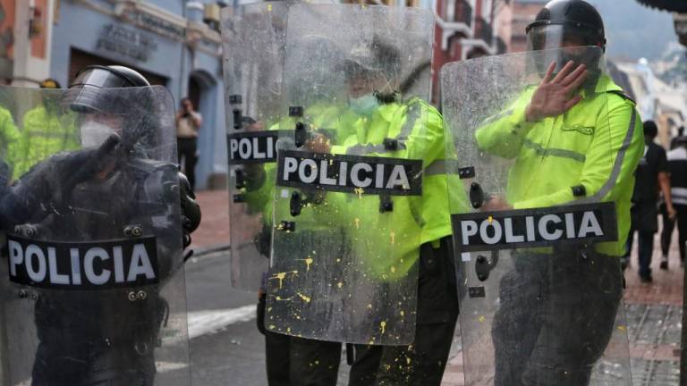 Ocho policías resultaron heridos en el primer día de manifestaciones