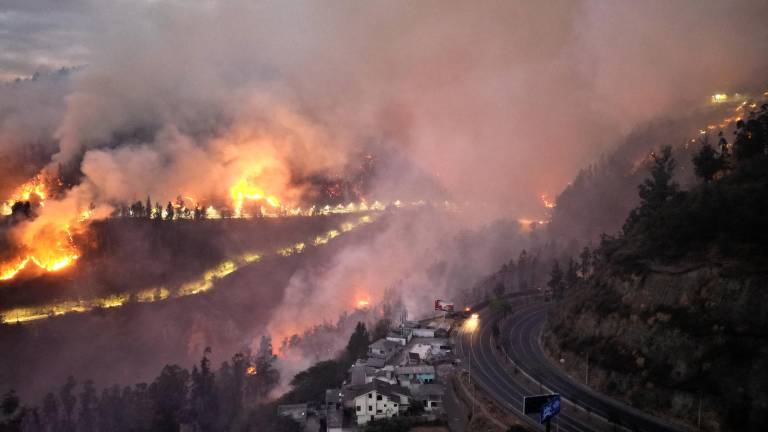 Declaran en estado de emergencia a Quito por múltiples incendios forestales